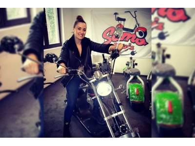 Horizontali vėliava motociklų parduotuvėje Kroatijoje